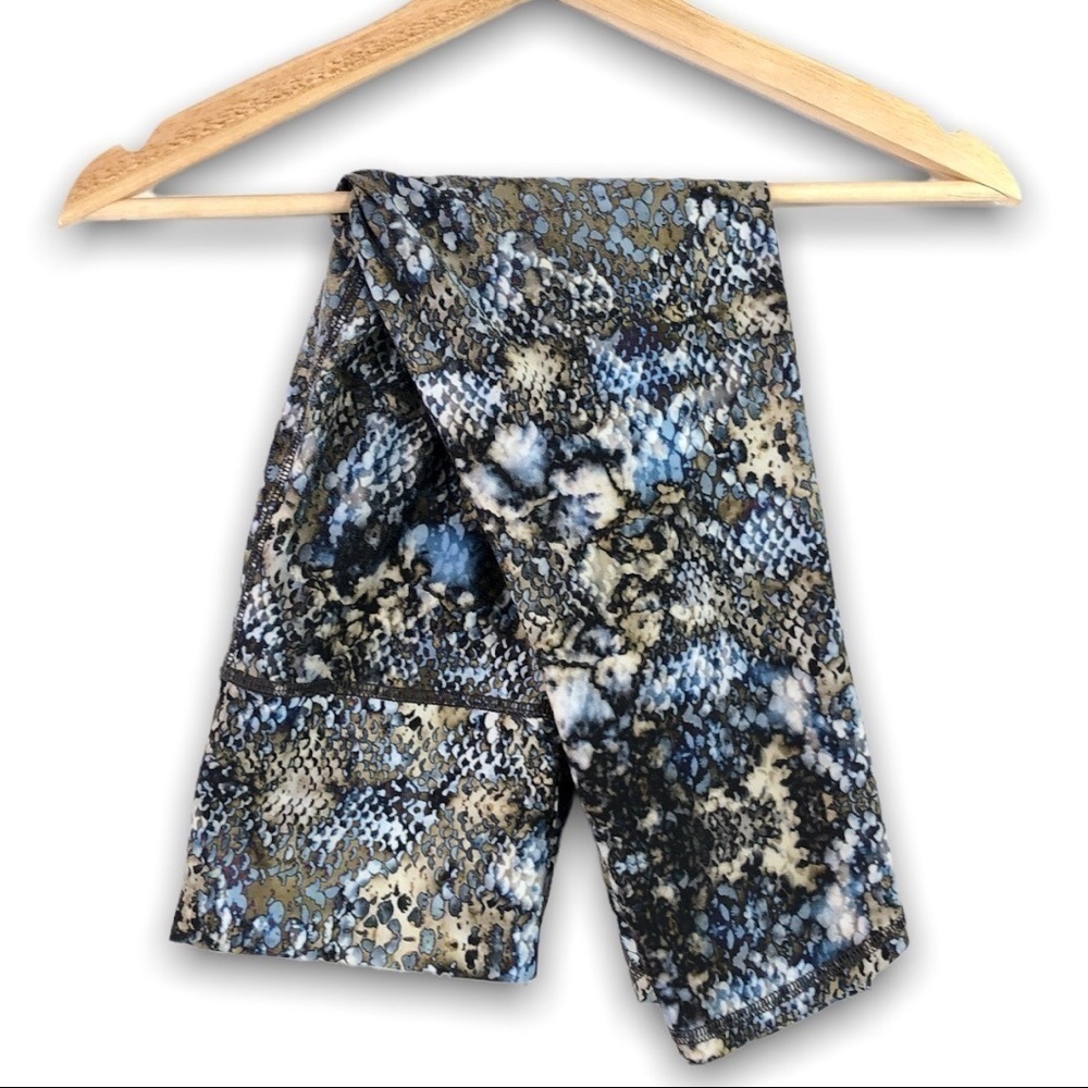 Physique by Gypsy 05 - Scale Capri Leggings - S